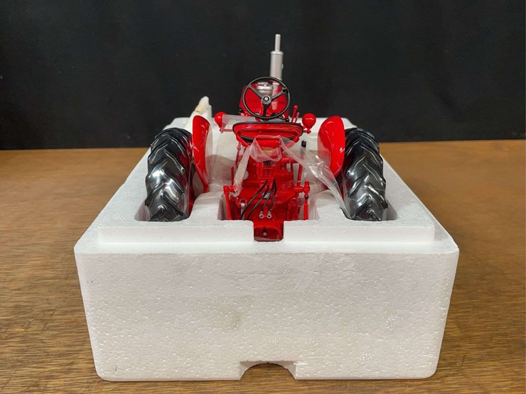 1/16-farmall-460-precision-nib-ertl-image-4