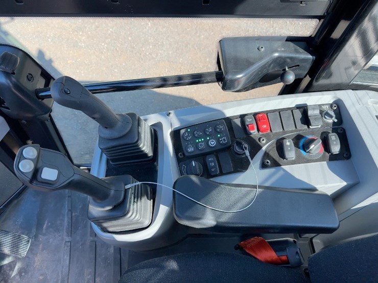 2022-caterpillar-910-image-23
