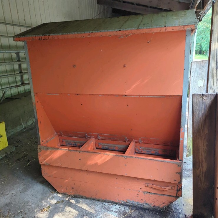 Smidley Livestock  Feeder 5'5"x3'x5'2"
