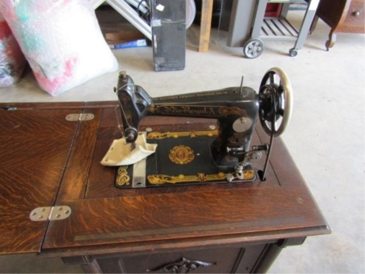 illionois-sewing-machine-co.-new-royal-a-sewing-image-3