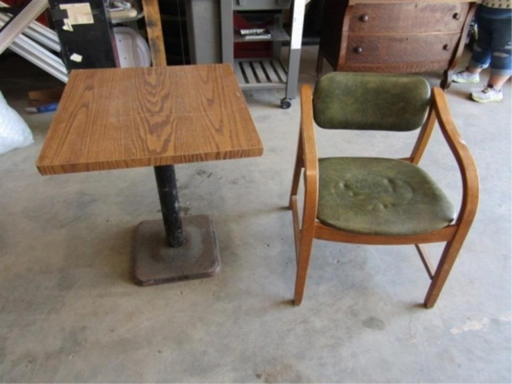24x24x29.5-bar-table-&-retro-chair-image-9