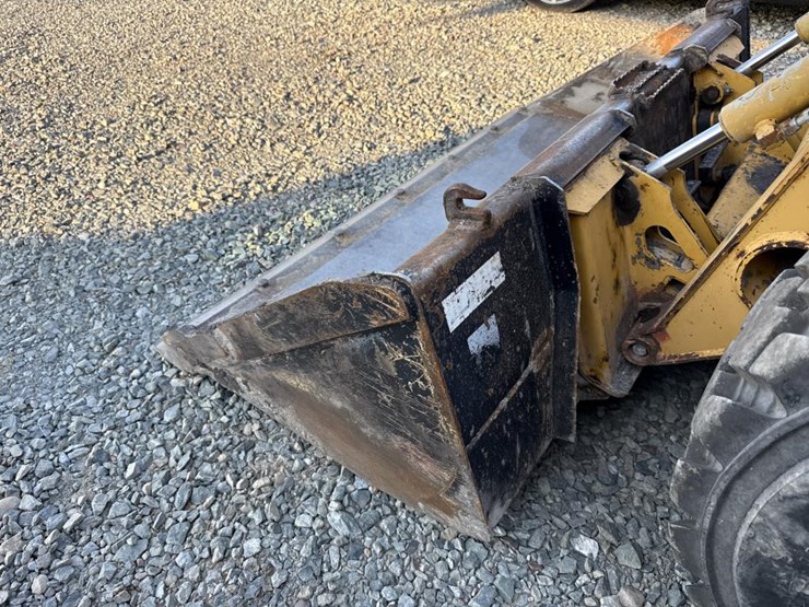 2008-deere-320-image-16