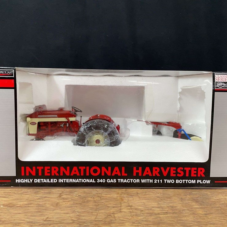 1/16 IH 340 w/ Plow NIB SC
