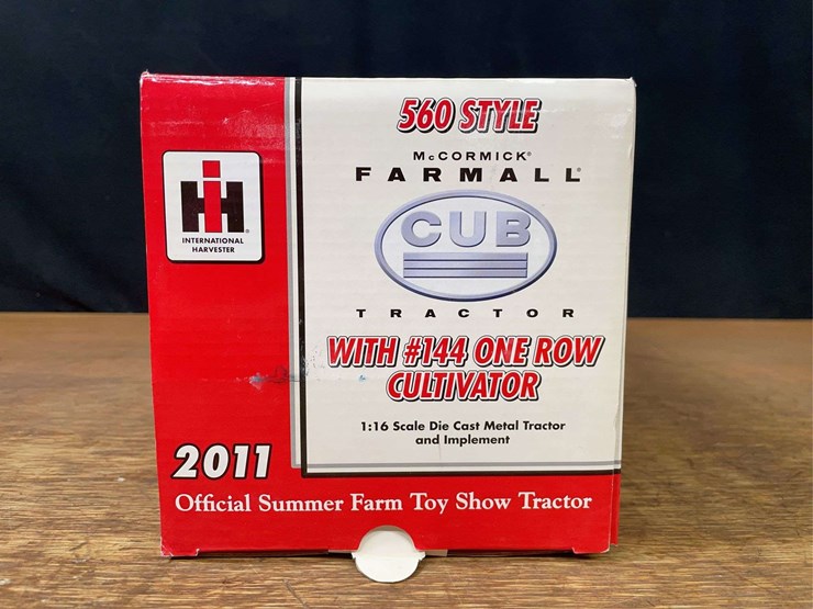 1/16-farmall-cub-w/cultivator-2011-sfts-nib-sc-image-3