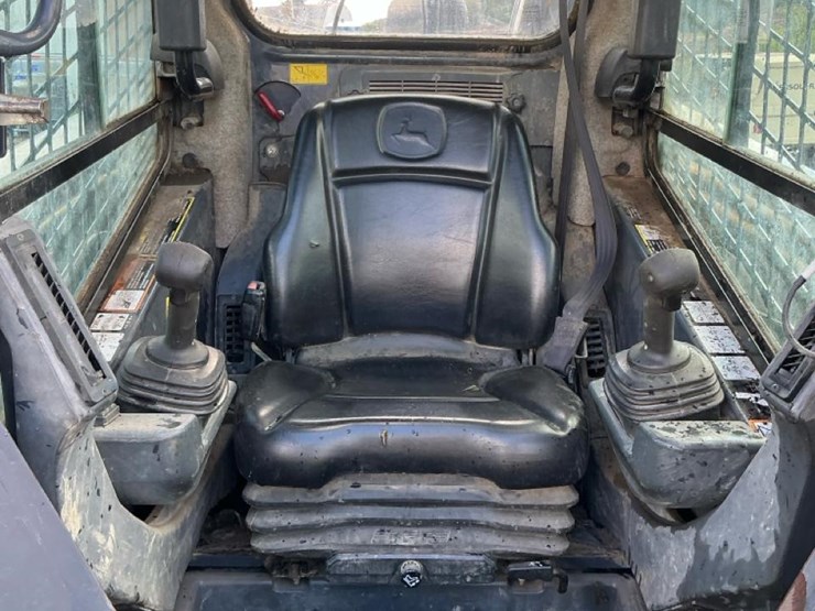 2014-deere-333e-image-40