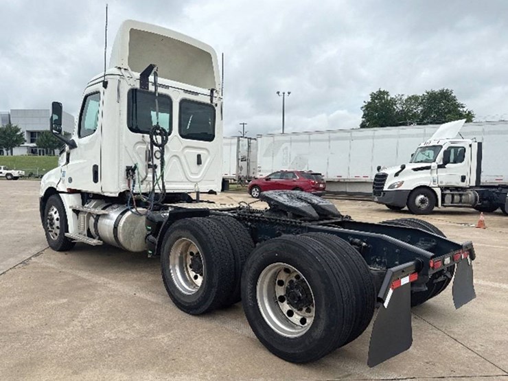 2019-freightliner-cascadia-126-image-2