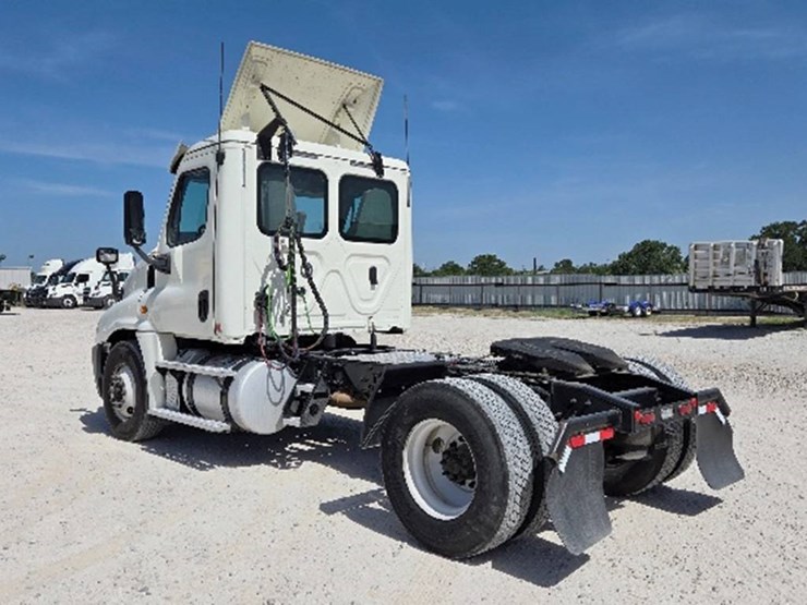 2019-freightliner-cascadia-125-image-2