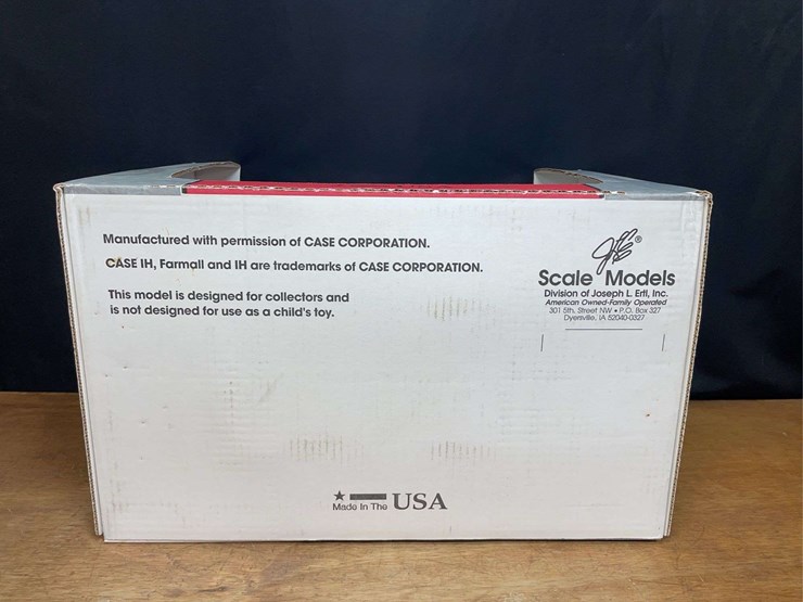 1/8-farmall-560-collector-nib-sm-image-9