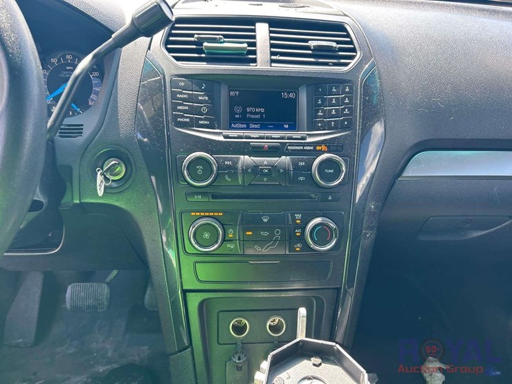 2016-ford-explorer-image-16