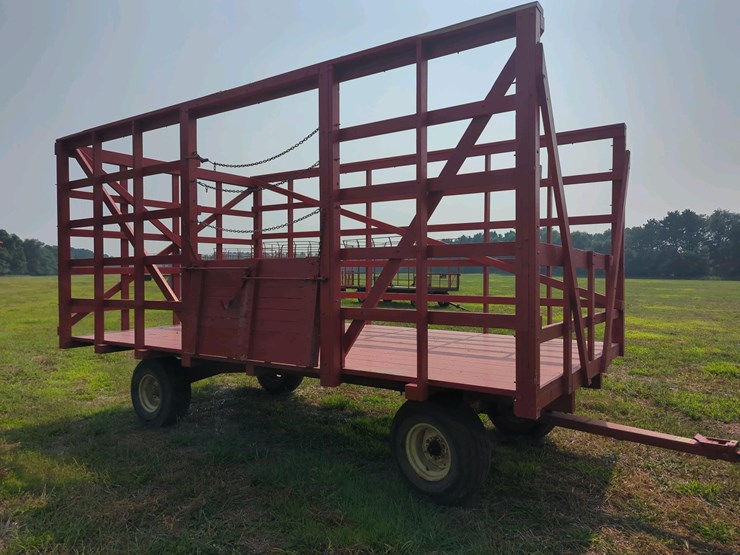 18-ft-wood-kicker-rack-with-gehl-10-ton-running-gear,-18'-long-x-8'10"-wide
(stored-inside)-image-2