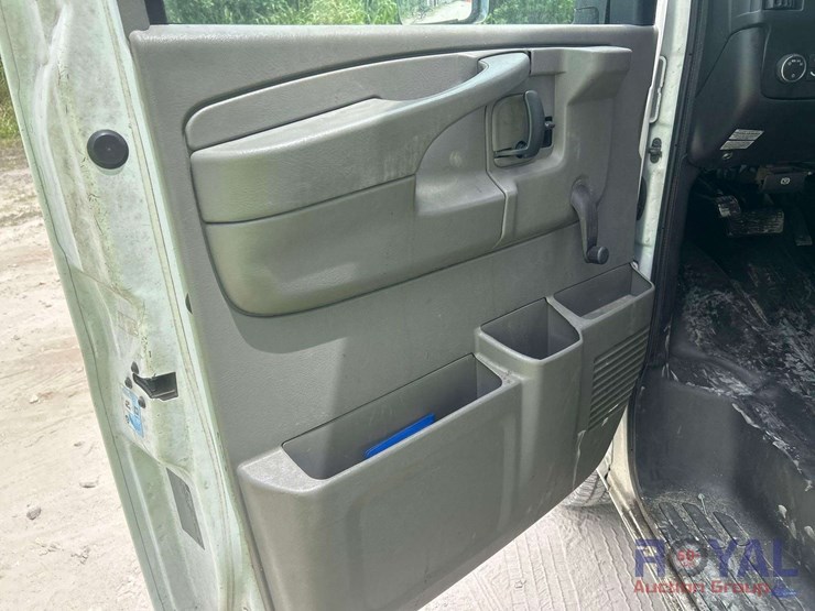 2015-chevrolet-express-4500-image-6