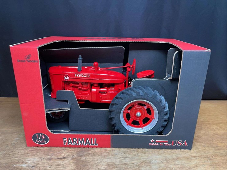 1/8-farmall-m-nib-sm-image-2