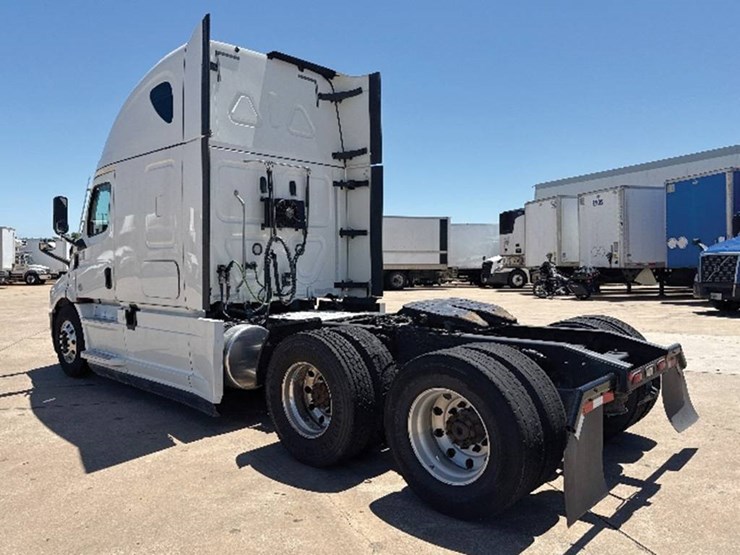 2020-freightliner-cascadia-126-image-2