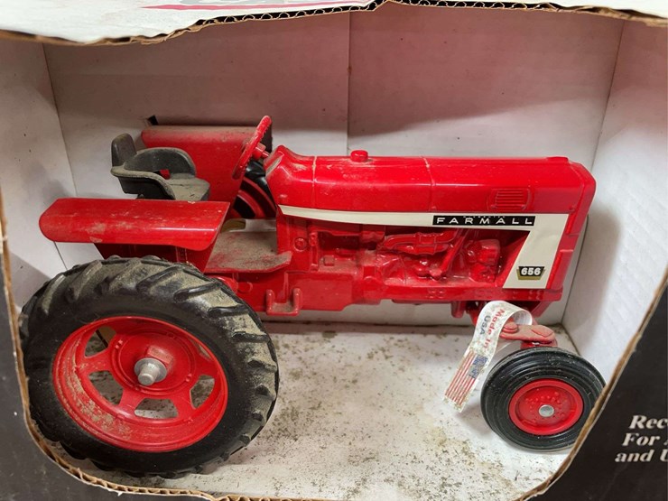 1/16-farmall-656-nib-sm-image-7