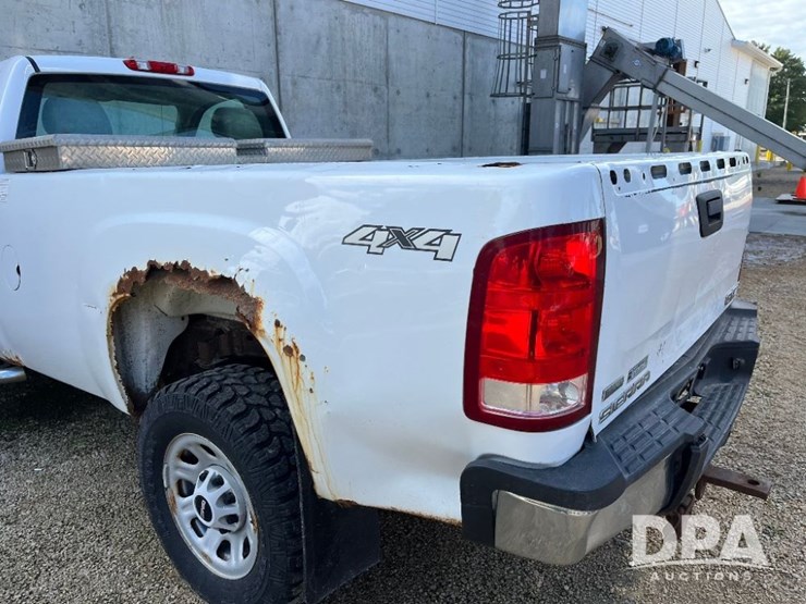 2012-gmc-3500hd-image-34