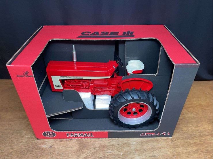 1/8-farmall-806-nib-sm-image-4