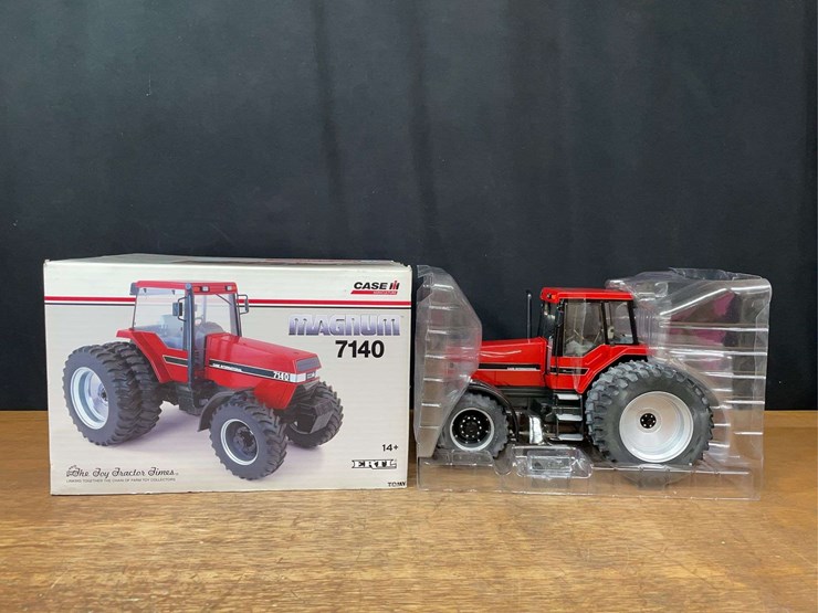1/16-case-ih-magnum-7140-2012-ttt-nib-ertl-image-1