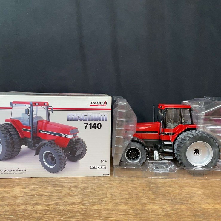 1/16 Case-IH Magnum 7140 2012 TTT NIB Ertl