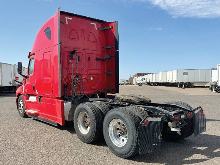 2020-freightliner-cascadia-126-image-2