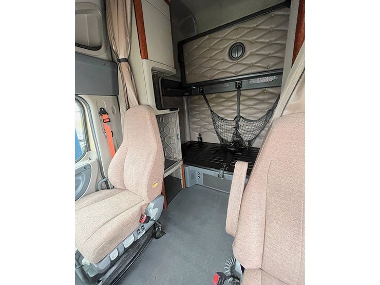 2016-freightliner-cascadia-125-evolution-image-4