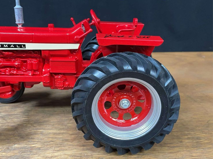 1/16-farmall-806-nib-sm-image-13