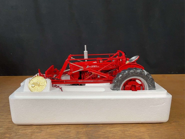 1/16-farmall-md-w/loader-precision-nib-ertl-image-2