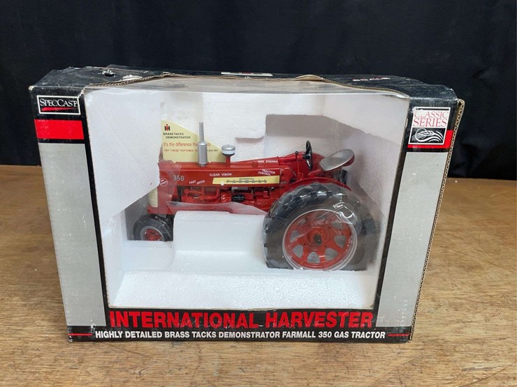 1/16-farmall-350-demonstrator-nib-sc-image-1