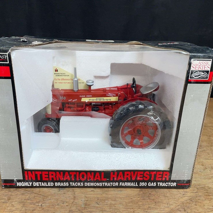 1/16 Farmall 350 Demonstrator NIB SC