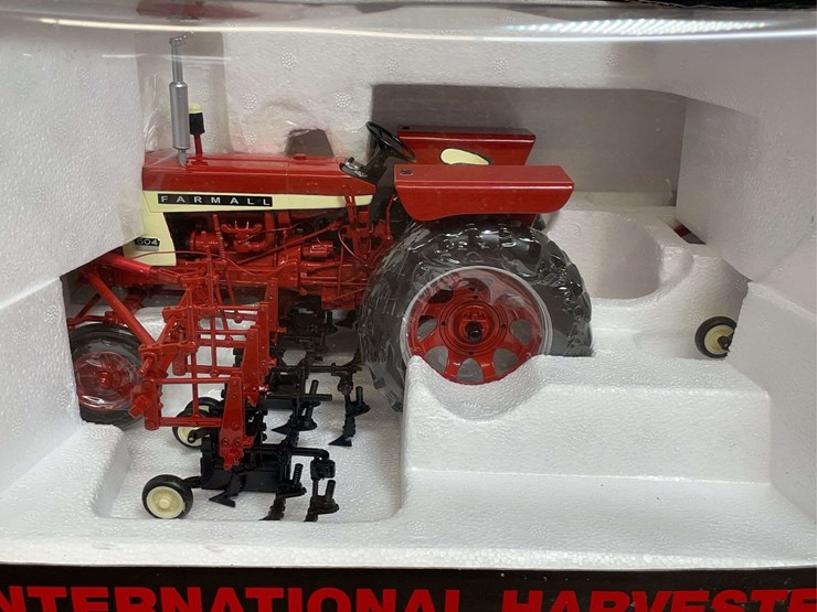1/16-farmall-504-w/cultivators-nib-sc-image-2
