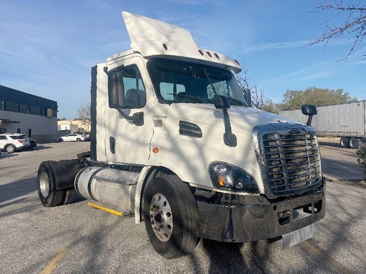 2017-freightliner-cascadia-113-image-1