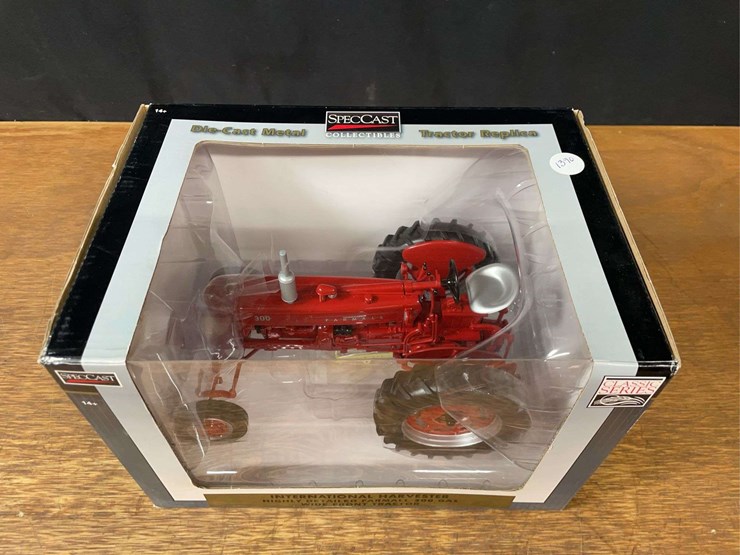 1/16-farmall-300-nib-sc-image-2