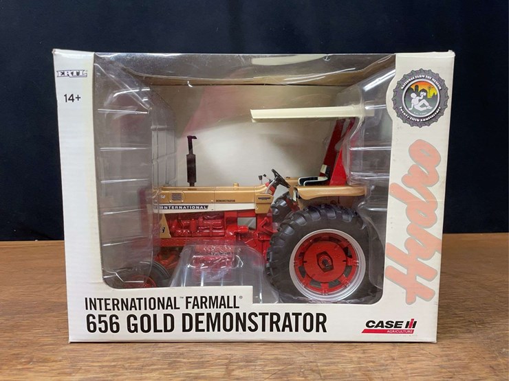 1/16-ih-656-gold-demonstrator-2011-nftm-nib-ertl-image-1