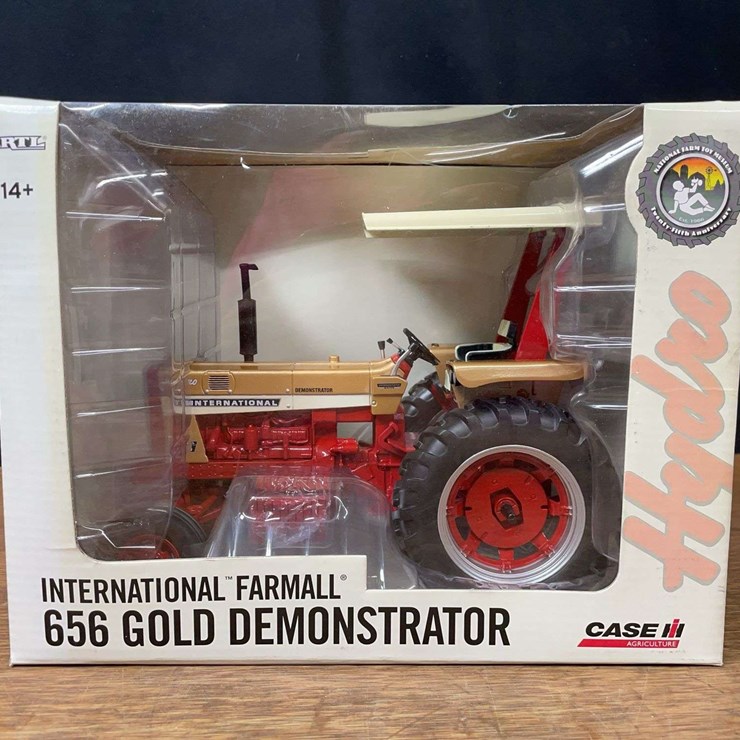 1/16 IH 656 Gold Demonstrator 2011 NFTM NIB Ertl