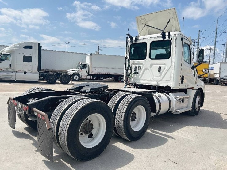 2020-freightliner-cascadia-126-image-2