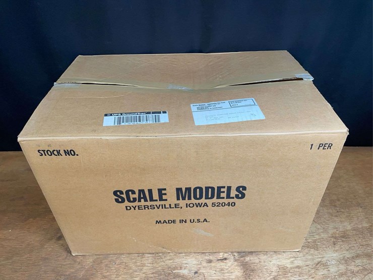1/8-farmall-806-nib-sm-image-10