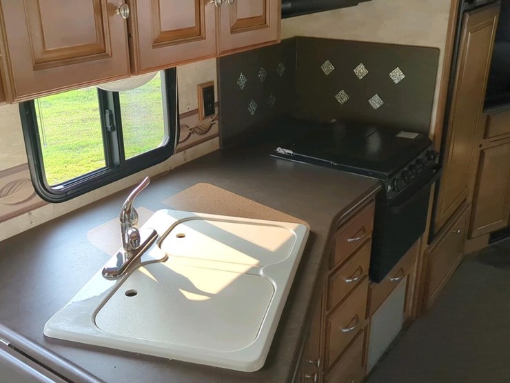 2012-winnebago-vista-class-a-motorhome,-2-slide-outs,-ford-v10-engine-image-16