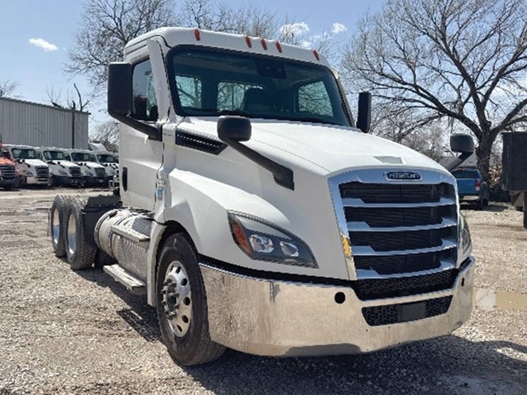 2020-freightliner-cascadia-126-image-1