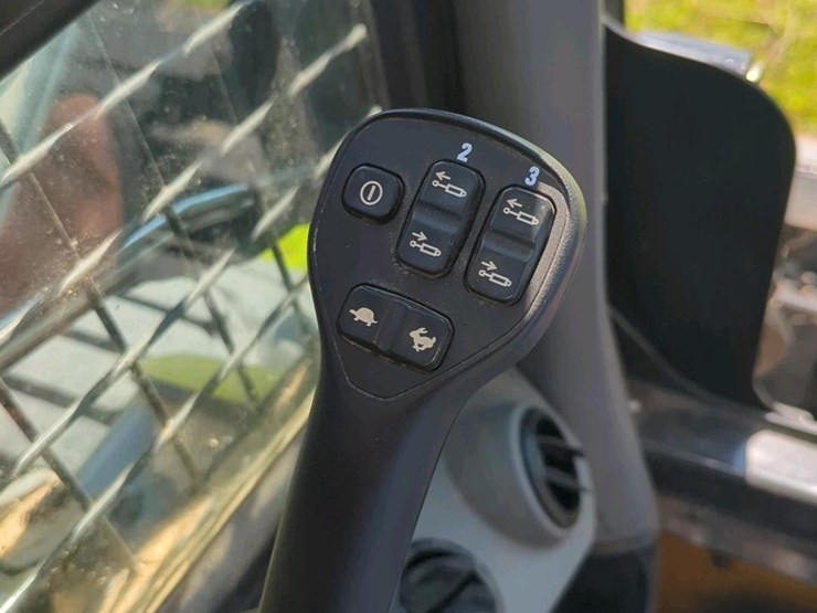 new-holland-l320-image-12