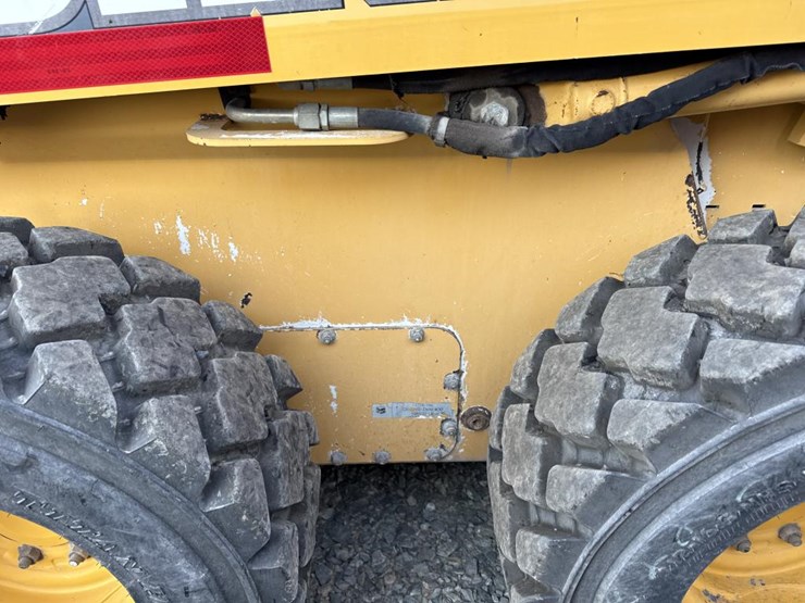 2008-deere-320-image-18