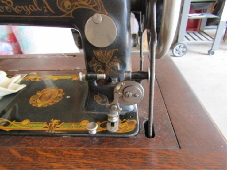 illionois-sewing-machine-co.-new-royal-a-sewing-image-8