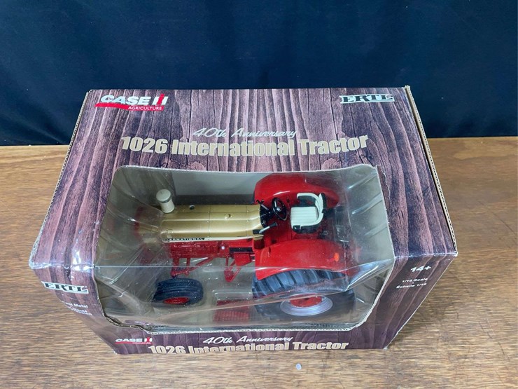 1/16-ih-1026-gold-demonstrator-40th-anniversary-nib-ertl-image-2