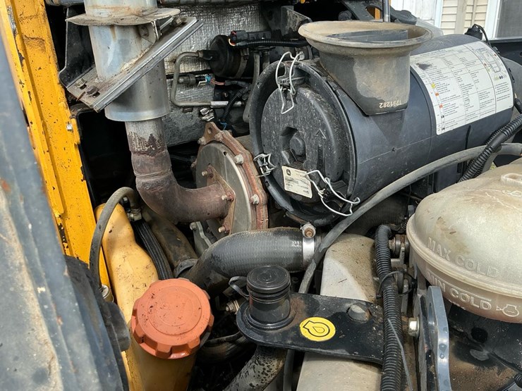 2014-deere-333e-image-54