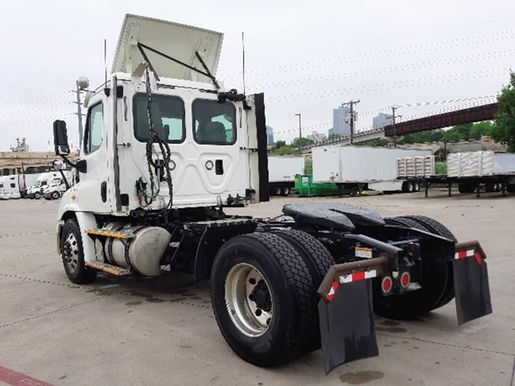 2017-freightliner-cascadia-113-image-2