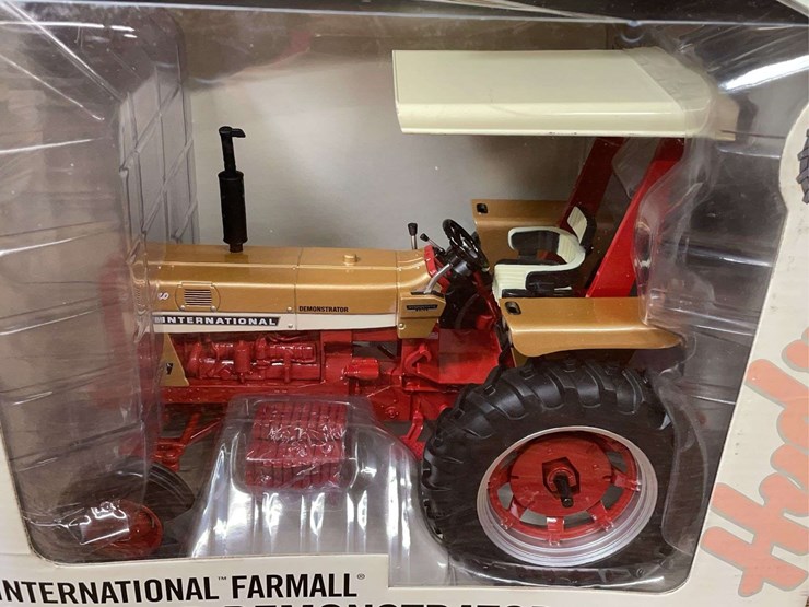 1/16-ih-656-gold-demonstrator-2011-nftm-nib-ertl-image-7