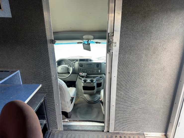 2009-ford-e450-image-25
