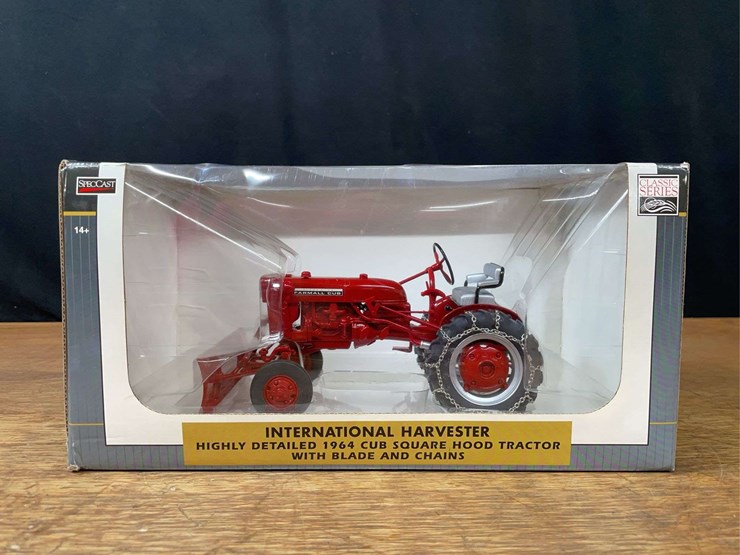 1/16-farmall-cub-w/blade-nib-sc-image-1