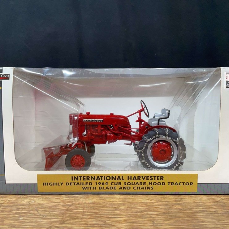 1/16 Farmall Cub w/Blade NIB SC
