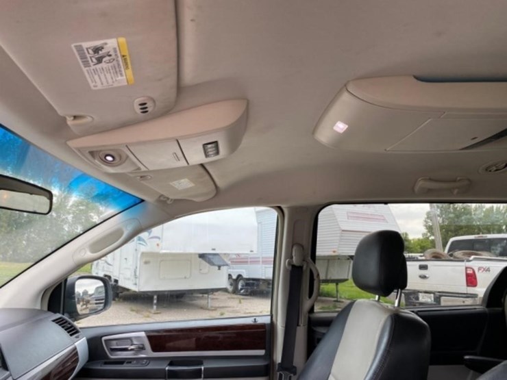 2010-chrysler-town-&-country-image-29