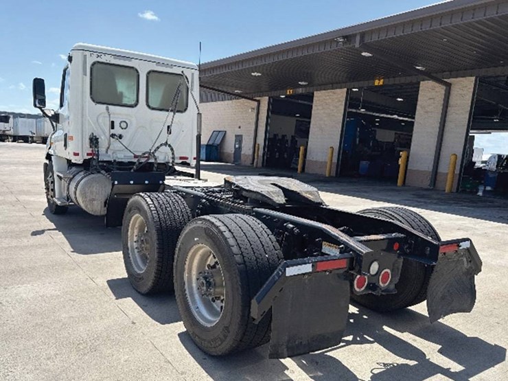 2018-freightliner-cascadia-113-image-2
