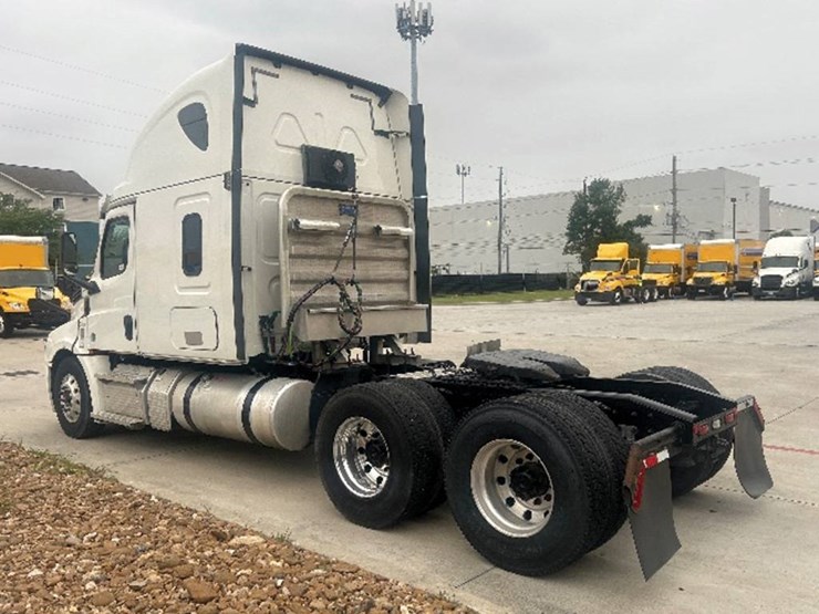 2020-freightliner-cascadia-126-image-2